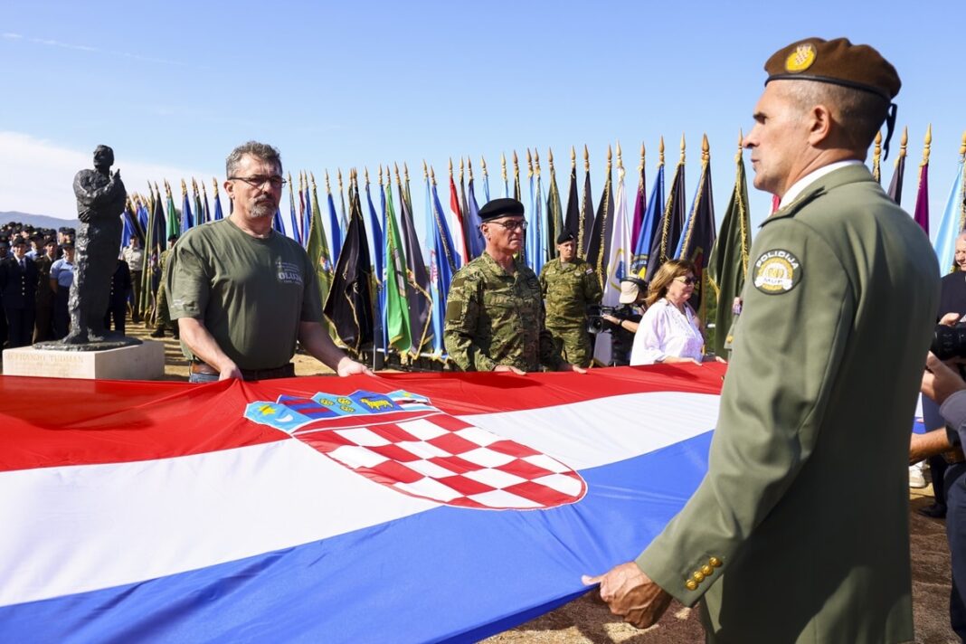 Budnicom i podizanjem barjaka započela proslava 31. obljetnice Oluje u Kninu Budnicom i podizanjem barjaka započela proslava 31. obljetnice Oluje u Kninu