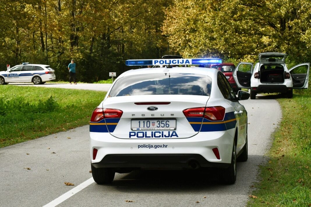 U BiH uočena veća grupa migranata, hrvatski policajci raspoređeni duž Save U BiH uočena veća grupa migranata, hrvatski policajci raspoređeni duž Save