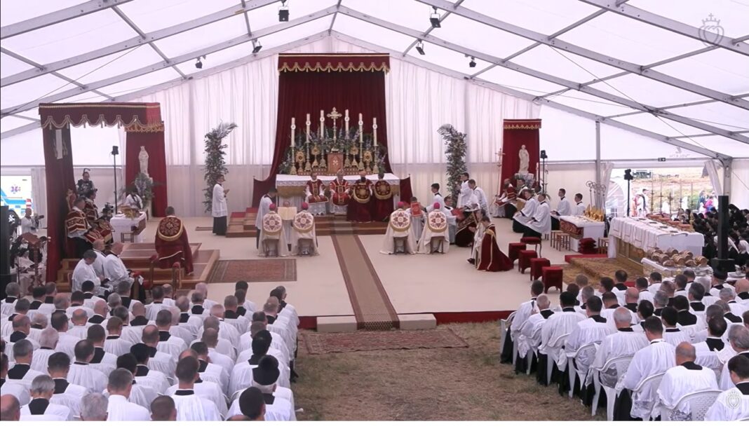 SSPX ipak zaredilo biskupe bez papina blagoslova: automatska ekskomunikacija, ali i otvorena vrata dijalogu SSPX ipak zaredilo biskupe bez papina blagoslova: automatska ekskomunikacija, ali i otvorena vrata dijalogu
